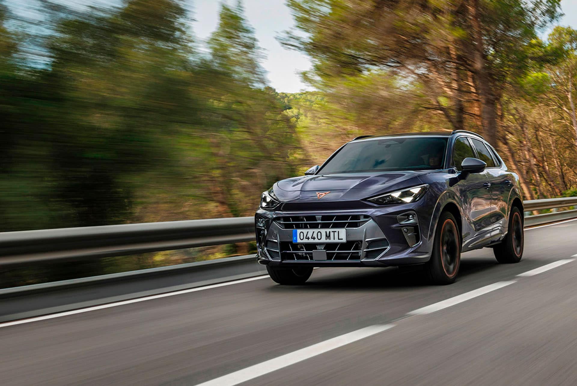 CUPRA Terramar kör på vägen och visar upp sina säkra köregenskaper, belönad med 5 stjärnor i Euro NCAP.