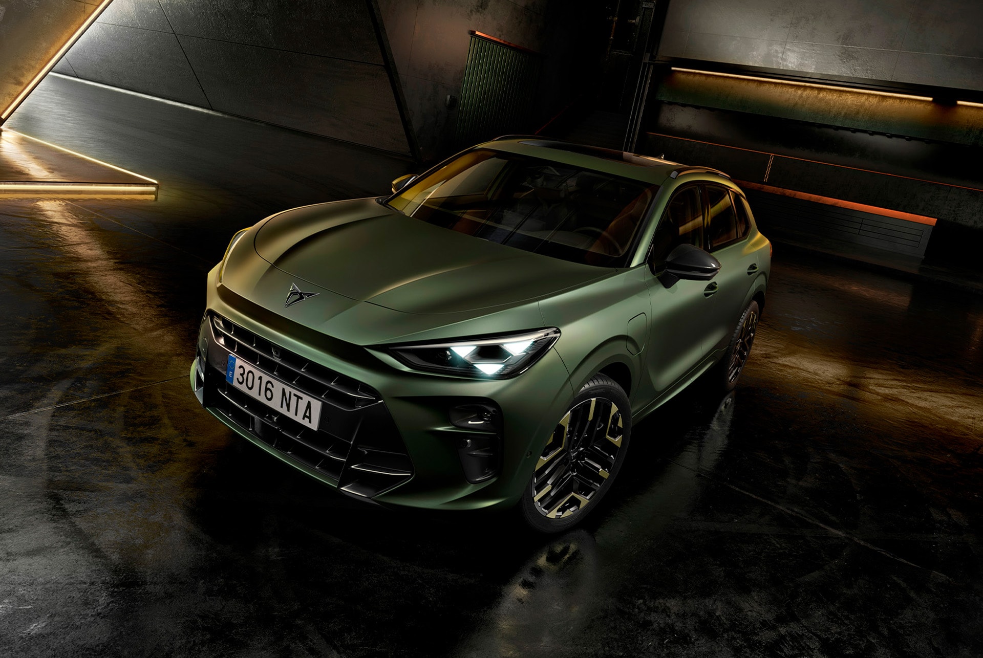 Framifrån som visar upp bilens kaross, inuti ett parkeringsgarage, i den nya matta manganfärgen, kompletterad med 20-tums lättmetallfälgar