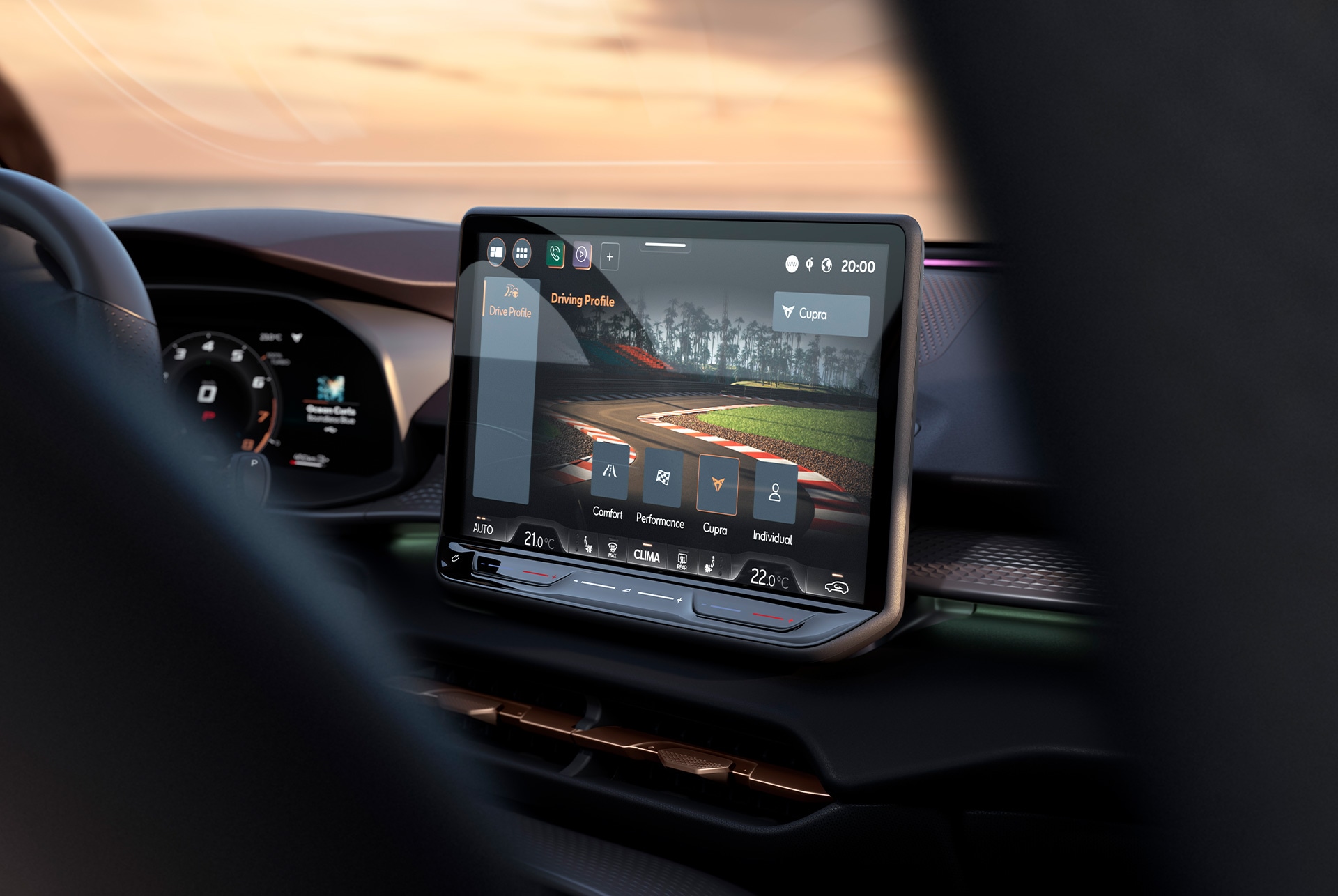 cupra terramars 12,9-tums infotainmentsystem som visar den nya funktionen för dynamisk chassikontroll (dcc), som ökar kördynamiken med adaptiv dämpning
