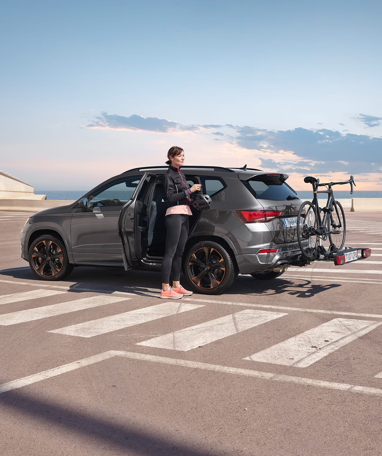 CUPRA Ateca rodium grey-lack med cykelhållare för dragkrok.