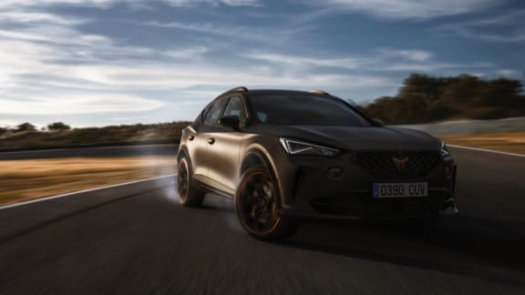 CUPRA Formentor VZ5 framifrån i färgen magnetic tech på en väg