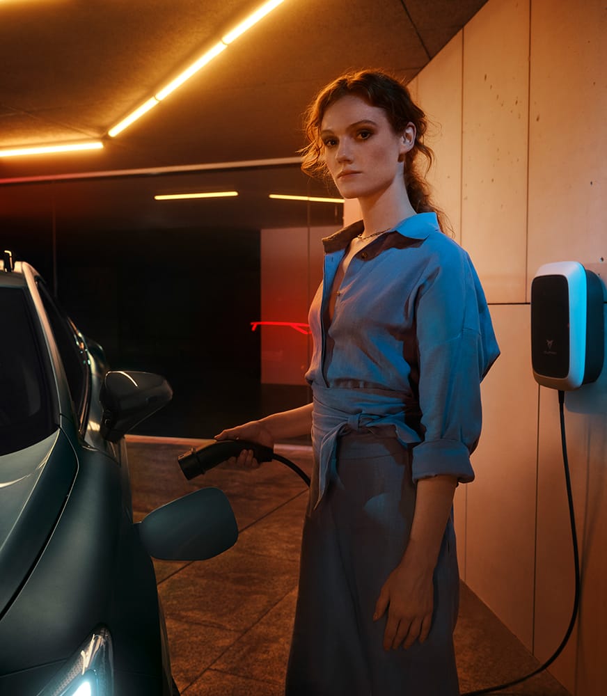 Ett%20par%20som%20använder%20en%20CUPRA%20CHARGER