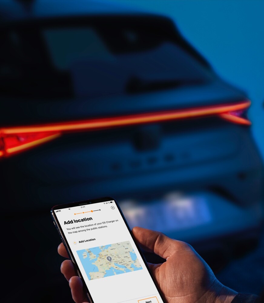 Ett%20par%20som%20använder%20en%20CUPRA%20CHARGER%20allmän%20laddningspunkt