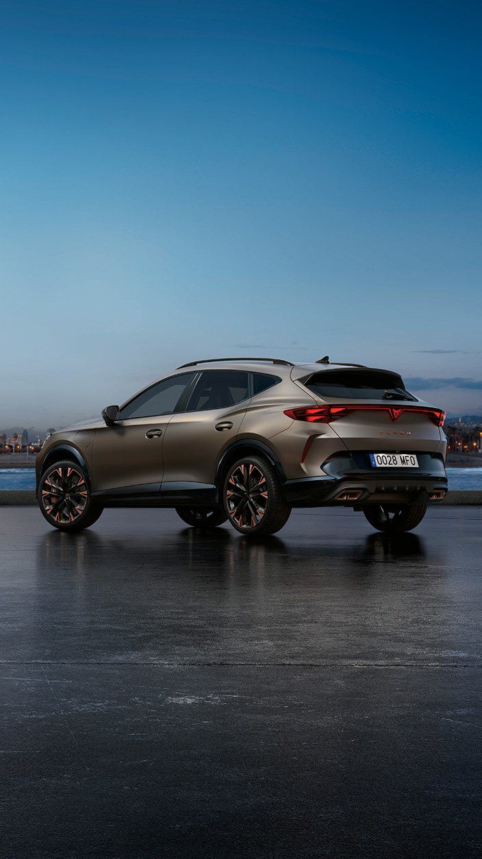 cupra formentor parkerad i skymningen